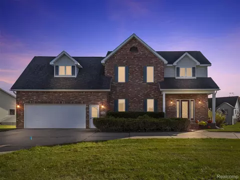 2296 Stonefield Dr, Flint, MI 48433