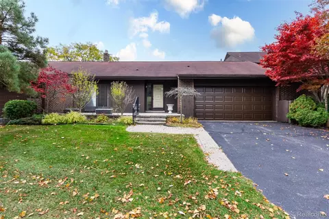 2045 Bordeaux St, West Bloomfield, MI 48323