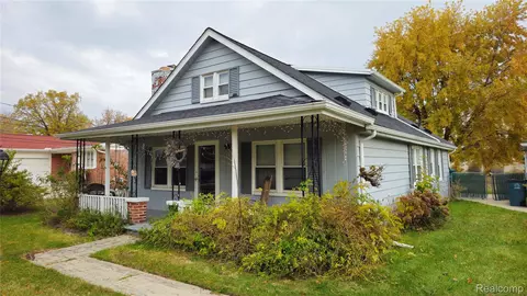 1818 Milverton Dr, Troy, MI 48083