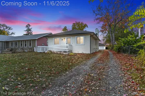 1140 Round Lake Rd, White Lake, MI 48386
