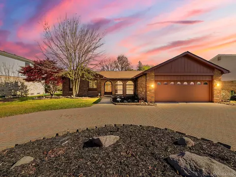 7329 Camelot Dr, West Bloomfield, MI 48322