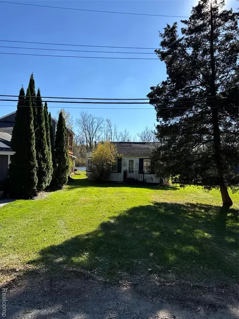 1003 Vollmers St, Commerce, MI 48390
