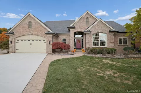 15721 Meadows Dr, Riverview, MI 48193