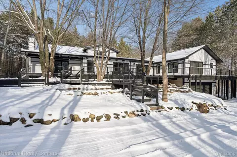 2807 Faussett Rd, Howell, MI 48855
