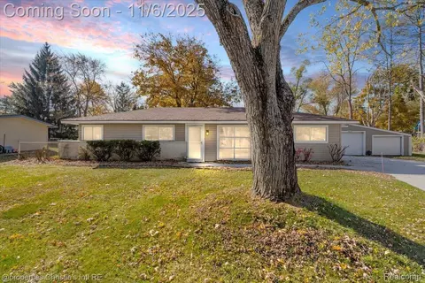 3229 Homestead Dr, Waterford, MI 48329