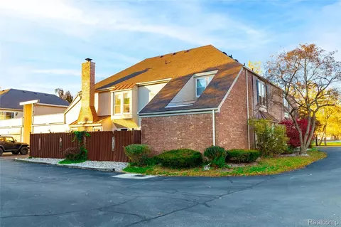 8337 Colony Dr #2, Grosse Ile, MI 48138