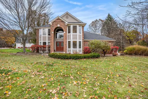 9610 Forest Ridge Dr, Springfield, MI 48348