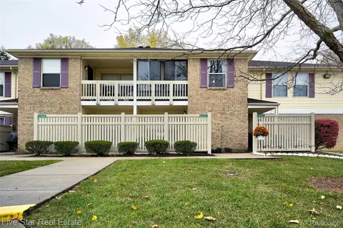 61051 Greenwood Dr, South Lyon, MI 48178