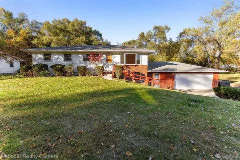 11655 Shorecrest Ct, Green Oak, MI 48178