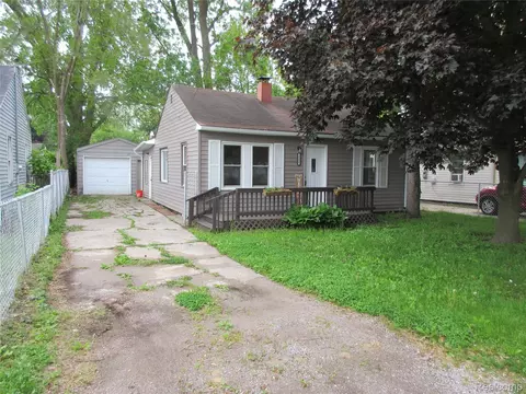 2220 E Bergin Ave, Burton, MI 48529