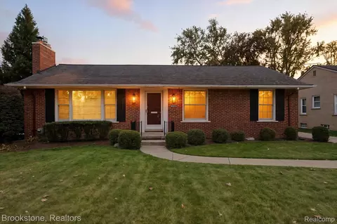 16951 Locherbie Ave, Beverly Hills, MI 48025