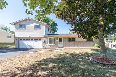 1404 Cardigan Dr, Oxford, MI 48371