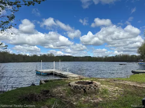 12063 Kirby Ln, Green Oak, MI 48178