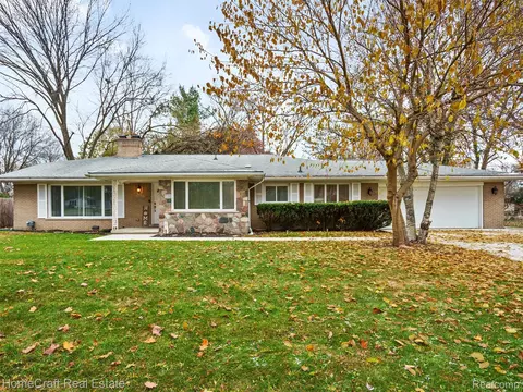 28626 Sunset Blvd W, Lathrup Village, MI 48076