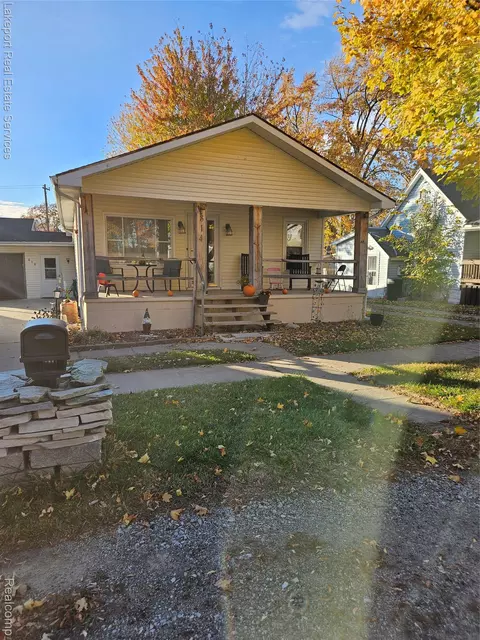 814 Saint James St, Marysville, MI 48040