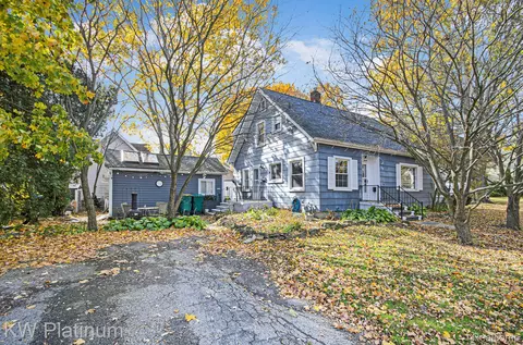 715 Thornapple St, St. Clair, MI 48079