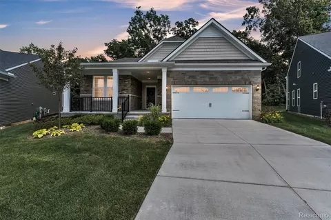 4633 Crestway Dr, Brighton, MI 48116