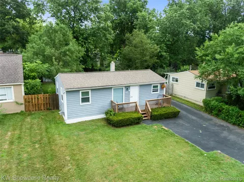 3291 Melmoor St, Commerce, MI 48382