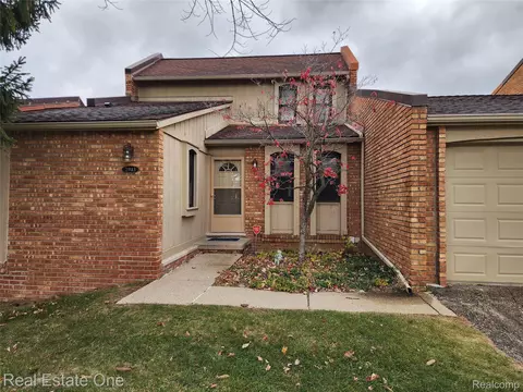 2943 Moon Lake Dr #52, West Bloomfield, MI 48323