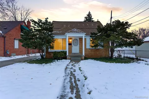 25640 W Hills Dr, Dearborn Heights, MI 48125
