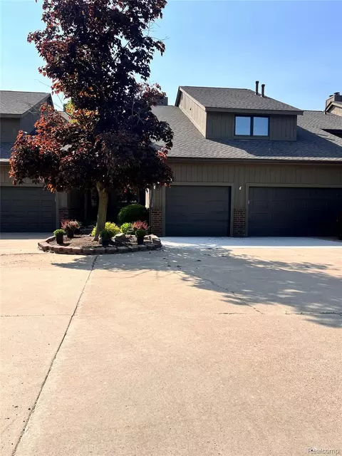 9836 Hawthorne Glen Dr, Grosse Ile, MI 48138