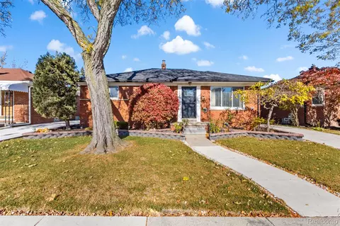 22417 Carolina St, Saint Clair Shores, MI 48080