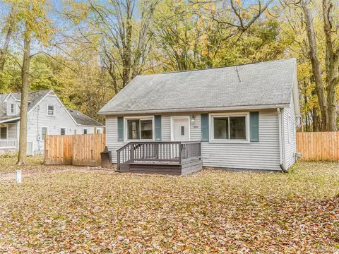 2372 Meadow St, Flushing, MI 48433