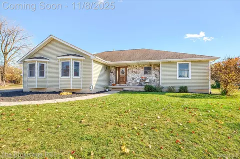 4203 Crystal Cove Ct, Fenton, MI 48451