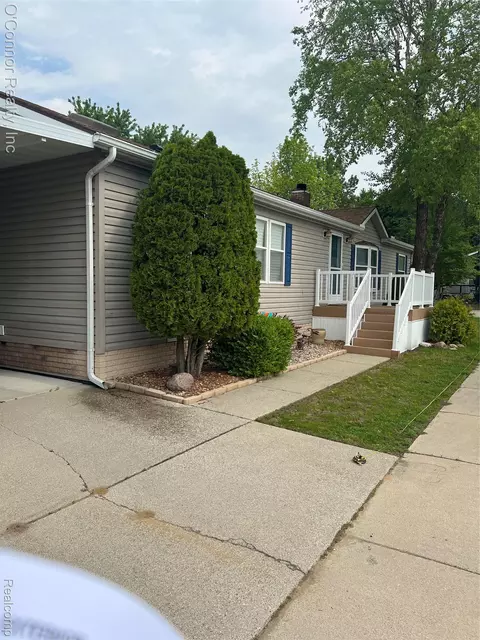 561 Bear Lk, Kimball, MI 48074