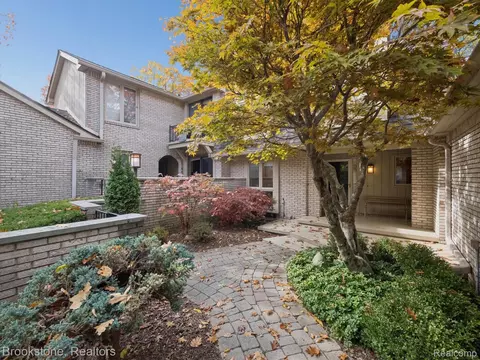 1289 Greenglen Ct, Bloomfield Hills, MI 48304