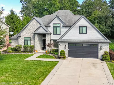 5239 Farmridge Ln, Grand Blanc, MI 48439
