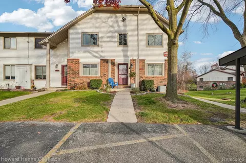 7220 Bluewater Dr #141, Springfield, MI 48348