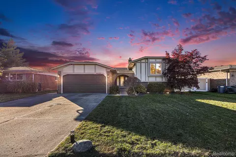 46009 Donahue Ave, Macomb, MI 48044