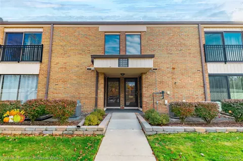 18399 University Park Dr, Livonia, MI 48152