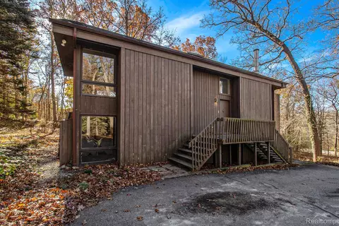 1095 W Snell Rd, Oakland, MI 48306