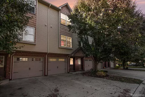 2157 Knotty Pine Trl, Howell, MI 48855