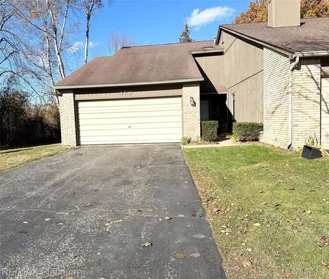 470 Woodstone Rd #33, Waterford, MI 48327