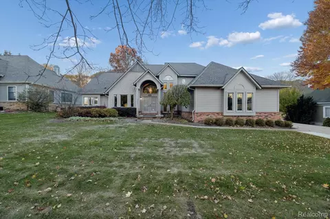 2856 Havenwood Dr, White Lake, MI 48383