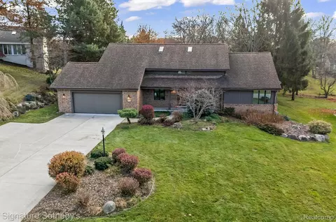 6571 Deer Ridge Dr, Independence, MI 48348