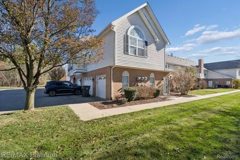 742 Olde English Cir, Howell, MI 48855