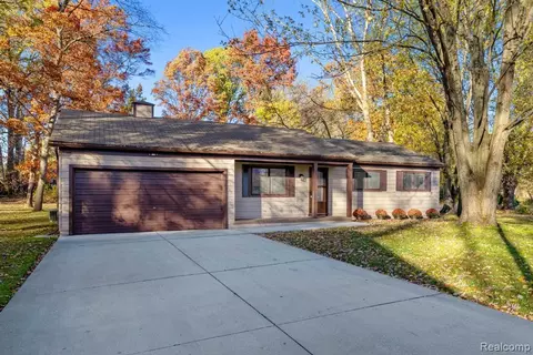 8695 Pacton Dr, Shelby Township, MI 48317