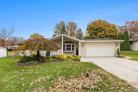 2705 Semloh St, Lake Orion, MI 48360