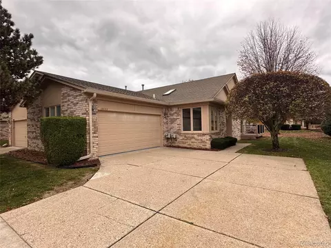 18980 Lauren Dr #72, Clinton Township, MI 48038