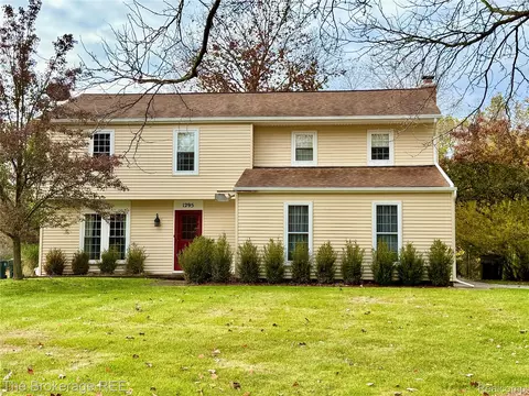 1295 W Fairview Ln, Rochester Hills, MI 48306