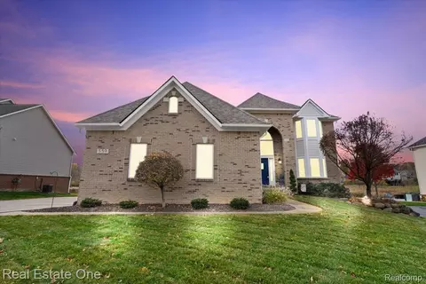 539 Olivia Dr, Milford, MI 48381