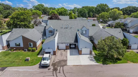 718 Claire Pointe Dr #17, Saint Clair Shores, MI 48081