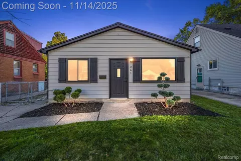 261 Tecumseh St, Clawson, MI 48017