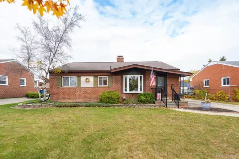 5247 Lyons Cir S, Warren, MI 48092