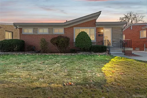 21430 Lakebreeze St, Saint Clair Shores, MI 48082