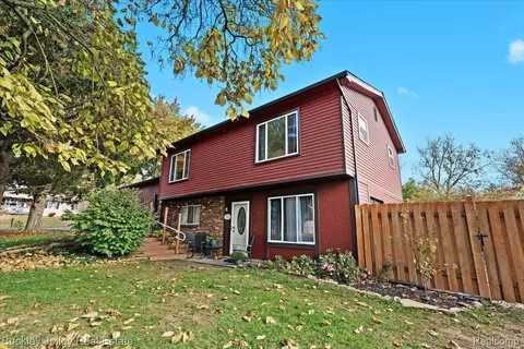 612 Putnam St, Pinckney, MI 48169